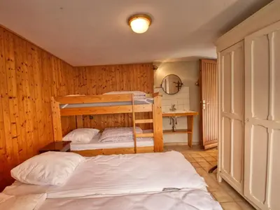 a bedroom with two bunk beds in a room at Appartement 6p à Samoëns avec parking, proche télécabine - FR-1-642-90 in Samoëns