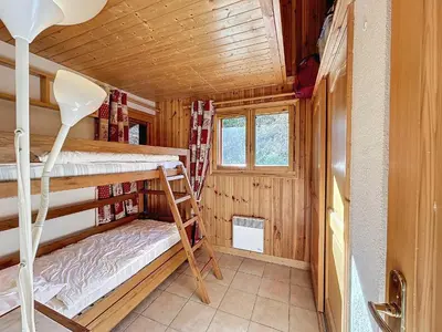 a bedroom with two bunk beds in a cabin at Appartement 3 pièces tout équipé avec balcon et box fermé, à 1,2 km du centre de Combloux - FR-1-560-141 in Combloux