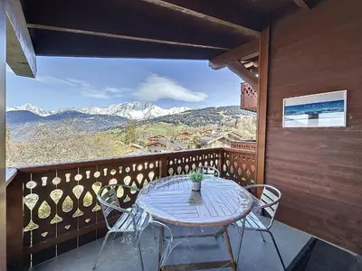 a table and chairs on a balcony with mountains at Appartement 3 pièces tout équipé avec balcon et box fermé, à 1,2 km du centre de Combloux - FR-1-560-141 in Combloux