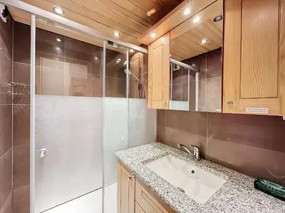 a bathroom with a sink and a shower at Appartement 3 pièces tout équipé avec balcon et box fermé, à 1,2 km du centre de Combloux - FR-1-560-141 in Combloux