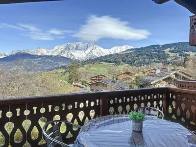 a table on a balcony with a view of mountains at Appartement 3 pièces tout équipé avec balcon et box fermé, à 1,2 km du centre de Combloux - FR-1-560-141 in Combloux