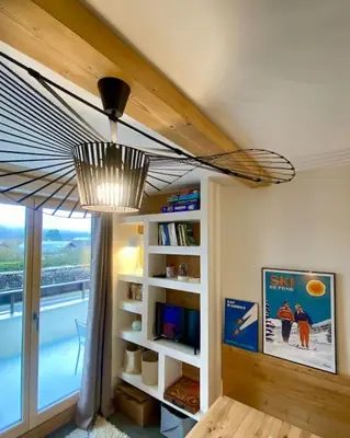 a room with a book shelf and a ceiling at Appartement 4 personnes centre village in Samoëns