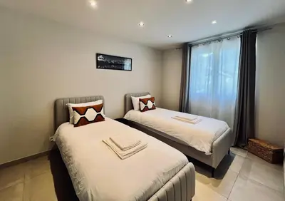 two beds in a room with a window at Les hirondelles in Passy