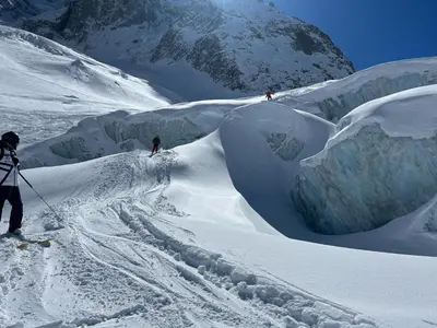 a group of people skiing down a snow covered mountain at Le lodge de l alpage - Ski in ski out - 2 chambres 1 cabine in Combloux