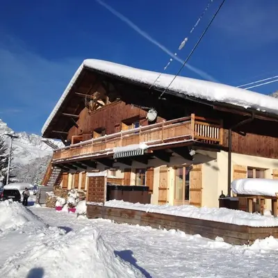 a building with a balcony in the snow at Premier étage d'une ferme rénovée in Passy