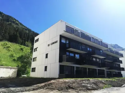 an apartment building on the side of a mountain at Résidence Gémeaux - maeva Home - Appartement 2 Pièces 6 Personnes - Confort MAE-3874 in Arâches-la-Frasse