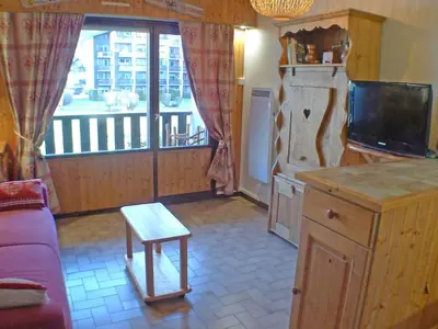 a kitchen with a couch and a tv and a window at Studio cabine pour 4 pers, animaux acceptés, internet, vue montagne - FR-1-629-136 in Samoëns