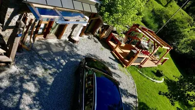 an overhead view of a house with a swimming pool at Lodge plein pied avec jardin à 10min de Chamonix in Servoz