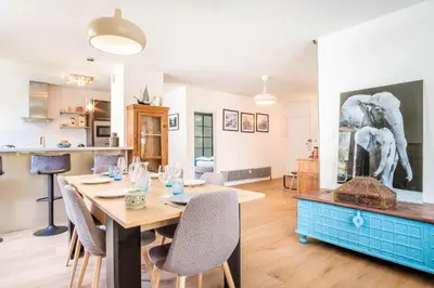 a dining room and kitchen with a table and chairs at Appt Daisy - Familial - Calme - Vues in Chamonix-Mont-Blanc
