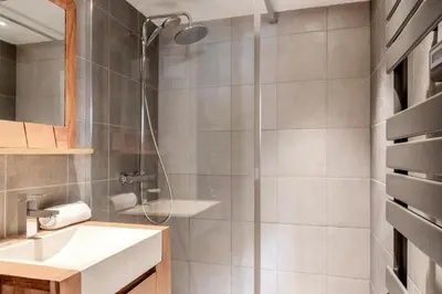 a bathroom with a shower and a sink at Triplex - Hypercentre - Balcon avec vue montagnes in Chamonix-Mont-Blanc