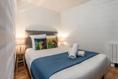 a bedroom with a large white bed with two pillows at Sun Valley 1 - calme - Acces bus - Proche lac in Chamonix-Mont-Blanc