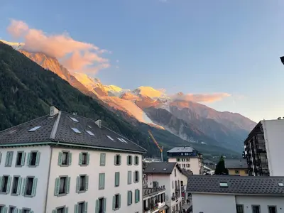 a city with buildings and mountains in the background at Magnifique Studio Plein centre vue panoramique in Chamonix-Mont-Blanc
