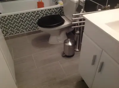 a bathroom with a toilet with a black lid at Plein centre vue panoramique exceptionnelle Sud très grand studio in Chamonix-Mont-Blanc