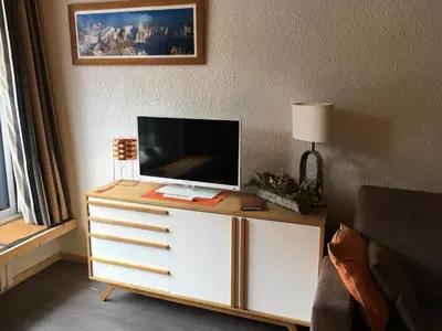 a tv on top of a dresser in a room at Plein centre vue panoramique exceptionnelle Sud très grand studio in Chamonix-Mont-Blanc