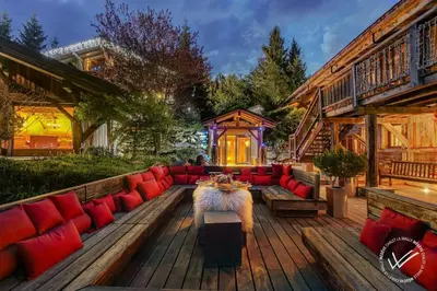 a living room with a red couch on a wooden deck at Mirage in Demi-Quartier