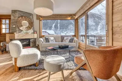a living room with a couch and chairs at Apt 8 pers hyper centre à Chamonix in Chamonix-Mont-Blanc