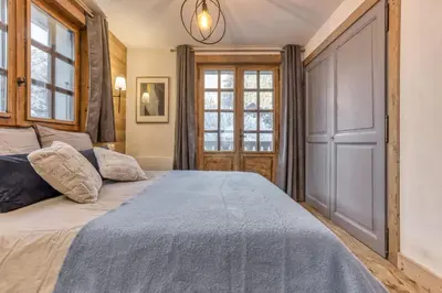 a bedroom with a large bed and a window at Apt 8 pers hyper centre à Chamonix in Chamonix-Mont-Blanc