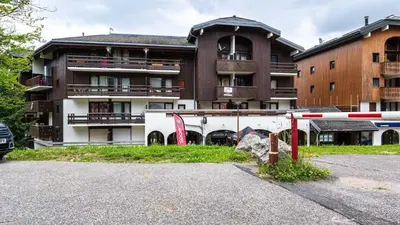 a parking lot in front of a large building at P LES ESSERTS - 51 - Studio 4 pers in Morillon