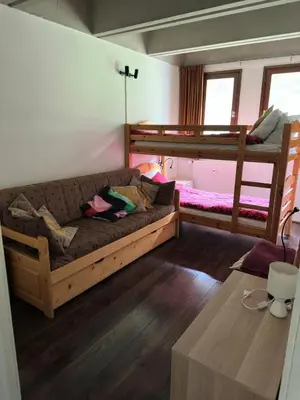 a living room with a couch and two bunk beds at Résidence Cassiopee - Appartement tout confort · proche des pistes · WIFI gratuit · vue pistes MAE-0471 in Magland