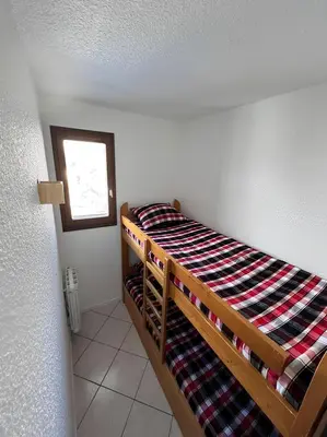 a small room with a bunk bed with a window at Appartement centre Saint Gervais-Vue imprenable in Saint-Gervais-les-Bains