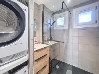 a bathroom with a washing machine and a sink at Appartement 3 pièces avec balcon et parking à Combloux - FR-1-560-146 in Combloux