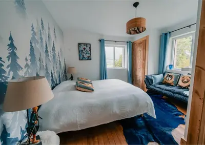 a bedroom with a bed and a couch at Au pied du télécabine & gare St Gervais in Saint-Gervais-les-Bains