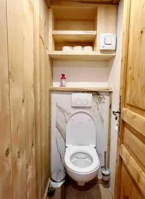 a small bathroom with a toilet in a small room at Mini Chalet vue montagne in Les Houches