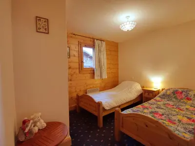 a bedroom with two beds and a window at Bel appartement 3 ch, au pied des pistes avec wifi - FR-1-642-93 in Morillon