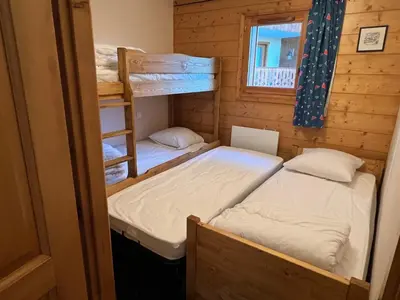 two bunk beds in a cabin with a window at Bel appartement 3 ch, au pied des pistes avec wifi - FR-1-642-93 in Morillon