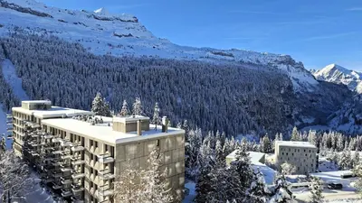 a building in the snow with a mountain at Résidence Vega - Studio lumineux · Proche des pistes et des commerces · Balcon MAE-1641 in Magland