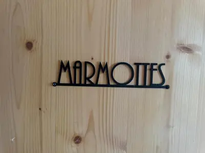 a sign on a wooden wall with the word magnets at Chalet La Foge - Samoens x 14, skis aux pieds in Morillon