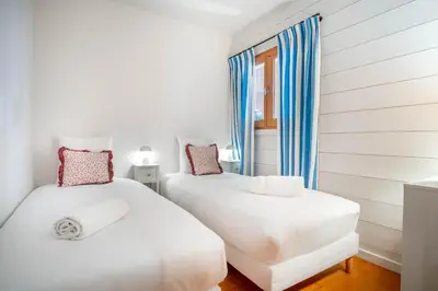 two white beds in a room with a window at Le Rocher - Chamonix Hypercentre - Refait à Neuf in Chamonix-Mont-Blanc