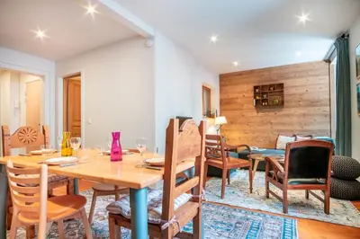 a dining room with a table and chairs at Le Rocher - Chamonix Hypercentre - Refait à Neuf in Chamonix-Mont-Blanc