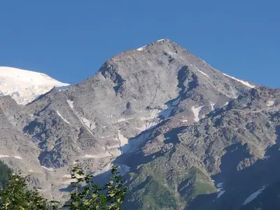 a mountain with a lake in front of it at Beau studio dans la vallée de CHAMONIX in Les Houches