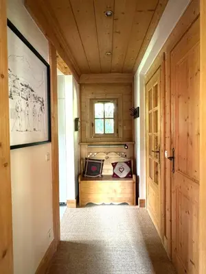 a hallway with a room with a bed and a window at Loue chalet Megève proximité pistes Rochebrune et centre-ville in Megève