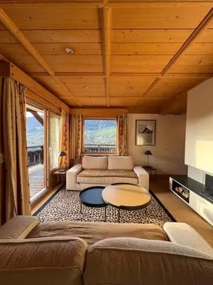 a living room with a couch and a table at Loue chalet Megève proximité pistes Rochebrune et centre-ville in Megève