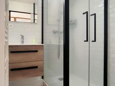 a bathroom with a shower and a sink at Appartement T3 familial rénové à Samoëns, animaux acceptés - FR-1-624-161 in Samoëns