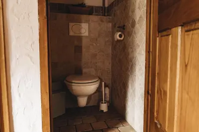 a bathroom with a toilet in a small room at La table de Fifine - Montagne - Appartement 65m2 in Samoëns