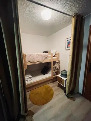 a room with a bunk bed in a room at Le Carolaz Studio cosy et familial pour 4 personnes in Les Contamines-Montjoie