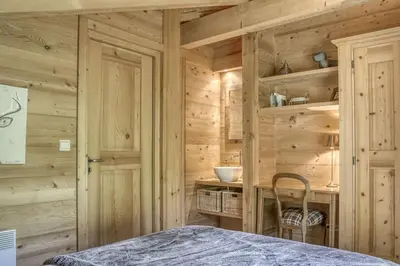 a bedroom with wooden walls and a bed in a room at Harmonie in Demi-Quartier