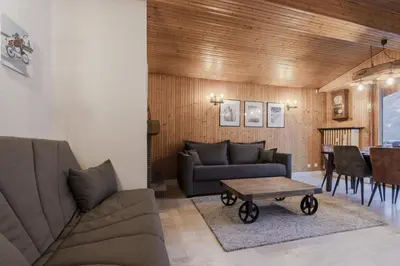 a living room with a couch and a table at Appt Laltimetre - Jardin - Skis aux pieds in Chamonix-Mont-Blanc