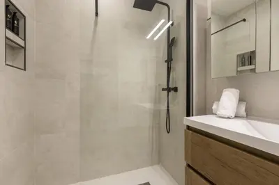a bathroom with a shower and a sink at Appt Laltimetre - Jardin - Skis aux pieds in Chamonix-Mont-Blanc