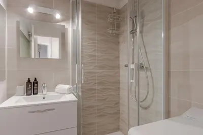a bathroom with a shower and a sink at Grepon Paradis - Chamonix - Proche Aiguille Midi in Chamonix-Mont-Blanc