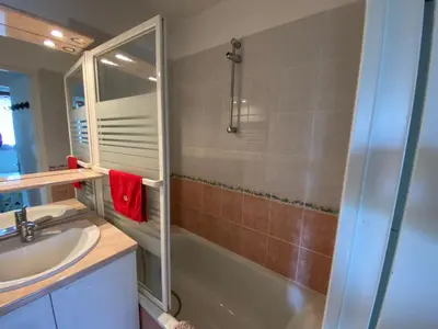 a bathroom with a shower and a sink at Samoens centre - appartement une chambre in Samoëns