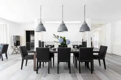 a dining room with a table and chairs at Penthouse Le Lustre in Chamonix-Mont-Blanc