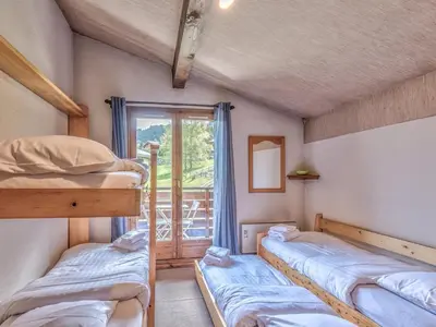 two bunk beds in a room with a window at Bel appartement au pied des pistes-Megeve in Demi-Quartier
