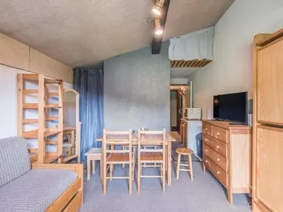 a small room with a dining table and a kitchen at Bel appartement au pied des pistes-Megeve in Demi-Quartier