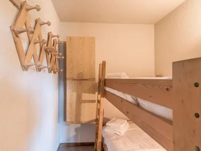 a couple of bunk beds in a room at Bel appartement au pied des pistes-Megeve in Demi-Quartier