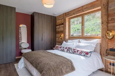 a bedroom with a large white bed with a window at Chalet Diane I Luxe I Proche des pistes in Combloux