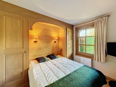 a bedroom with a bed and a window at Confortable 2 pièces avec jardin, parking, face au Mont Blanc - FR-1-560-152 in Combloux